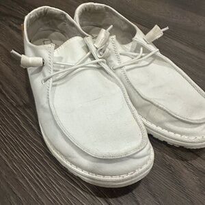 WOMENS WHITE HEY DUDE SHOES - SIZE 10 - NICE